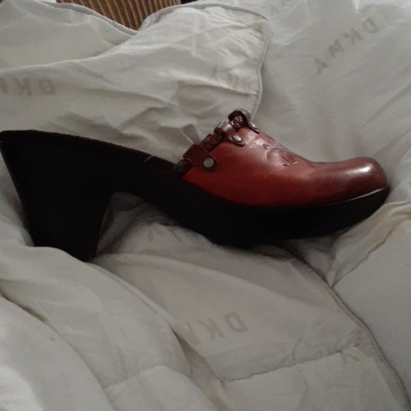 Clogs - Picture 2 of 2